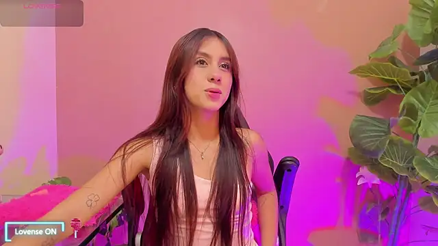 Snapshot of AlanaJones1 chatting on 03/13/25, 03:54 AlanaJones1 online show from 03/13/25, 03:54