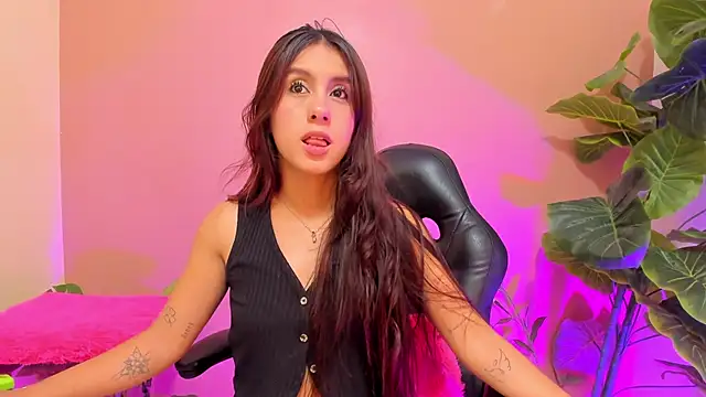 Snapshot of AlanaJones1 chatting on 03/15/25, 04:02 AlanaJones1 online show from 03/15/25, 04:02