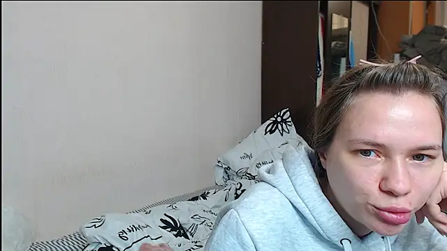 leila bambi  online show from 12/23/24, 04:22