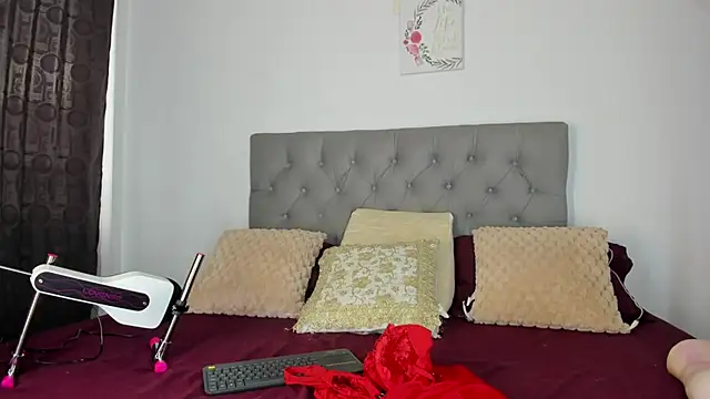 Snapshot of Nicol_Swift_ chatting on 10/10/25, 09:47 Nicol Swift online show from 10/10/25, 09:47