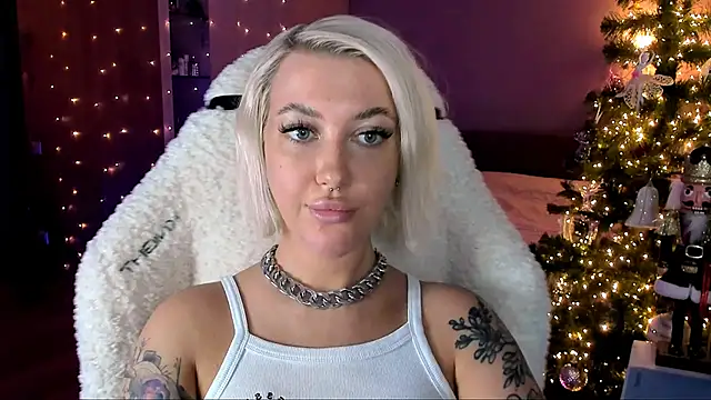 Snapshot of tykioty_Miley chatting on 01/08/25, 04:54 tykioty Miley online show from 01/08/25, 04:54