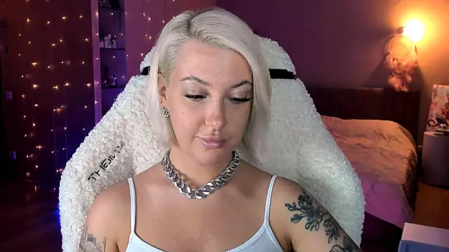 Snapshot of tykioty_Miley chatting on 02/11/25, 04:02 tykioty Miley online show from 02/11/25, 04:02