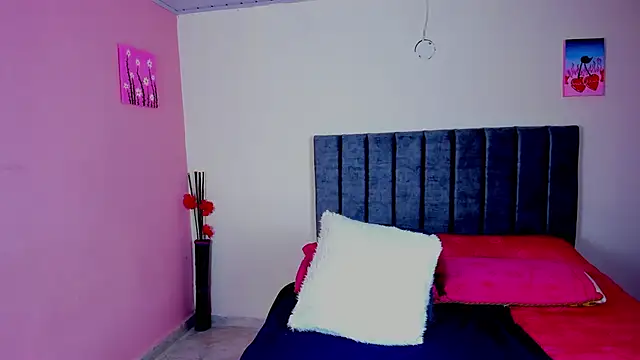 Snapshot of KayllaEvanss_ chatting on 12/03/24, 08:17 KayllaEvanss  online show from 12/03/24, 08:17