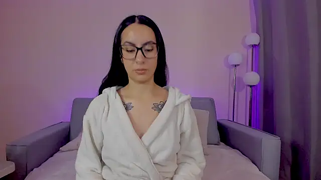 Snapshot of miadaniells_hot chatting on 04/21/26, 12:00 miadaniells hot online show from 04/21/26, 12:00