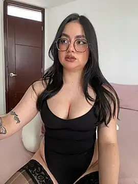 Snapshot of montmariana chatting on 06/17/26, 09:49 montmariana online show from 06/17/26, 09:49