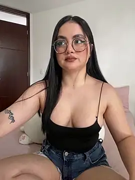Snapshot of montmariana chatting on 06/19/26, 06:34 montmariana online show from 06/19/26, 06:34