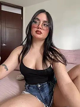 Snapshot of montmariana chatting on 06/25/26, 05:06 montmariana online show from 06/25/26, 05:06