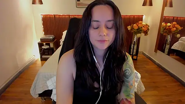 KatherineBond online show from 06/04/26, 07:42