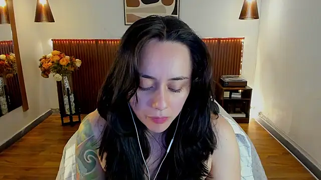 Snapshot of KatherineBond chatting on 06/23/26, 06:17 KatherineBond online show from 06/23/26, 06:17