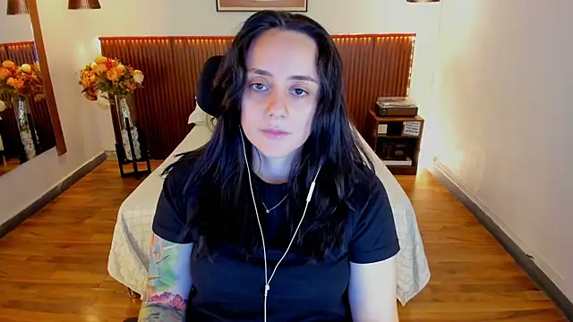 Snapshot of KatherineBond chatting on 06/27/26, 04:34 KatherineBond online show from 06/27/26, 04:34