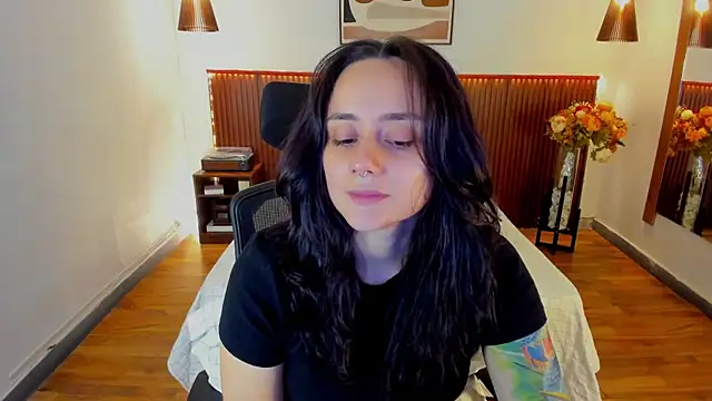 Snapshot of KatherineBond chatting on 07/06/26, 04:31 KatherineBond online show from 07/06/26, 04:31