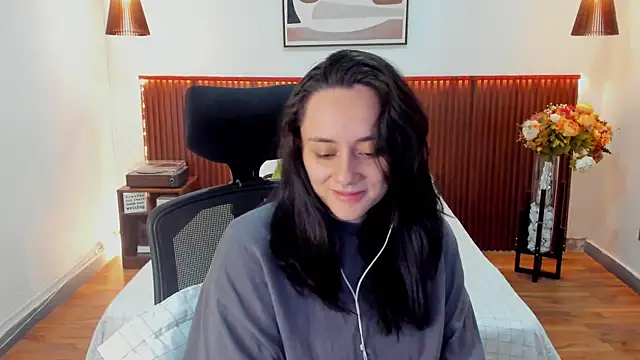 Snapshot of KatherineBond chatting on 07/13/26, 04:21 KatherineBond online show from 07/13/26, 04:21