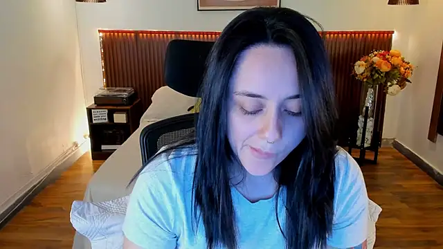 Snapshot of KatherineBond chatting on 07/17/26, 07:19 KatherineBond online show from 07/17/26, 07:19