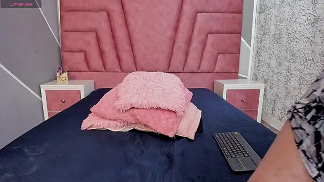 Derek and Skarlet online show from 02/09/25, 01:56