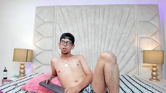 Derek and Skarlet online show from 03/01/25, 07:26