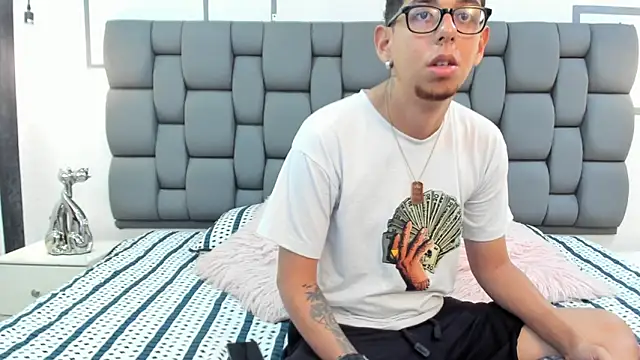 Derek and Skarlet online show from 09/18/25, 03:25