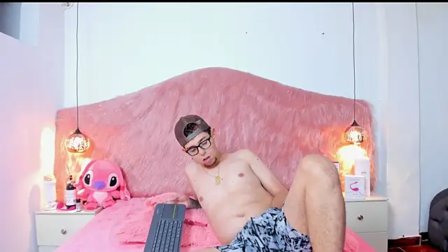 Derek and Skarlet online show from 11/04/25, 07:57