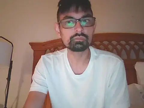 Snapshot of spence204011 chatting on 10/24/25, 09:33 spence204011 online show from 10/24/25, 09:33