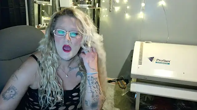 Snapshot of Lisalovely6981 chatting on 01/02/25, 09:43 Lisalovely6981 online show from 01/02/25, 09:43