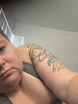 Snapshot of BBW2320 chatting on 11/05/25, 12:27 BBW2320 online show from 11/05/25, 12:27