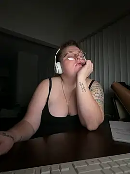 Snapshot of BBW2320 chatting on 04/08/26, 02:44 BBW2320 online show from 04/08/26, 02:44
