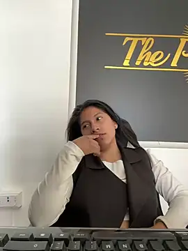 LinnaGardenia online show from 12/19/24, 04:46