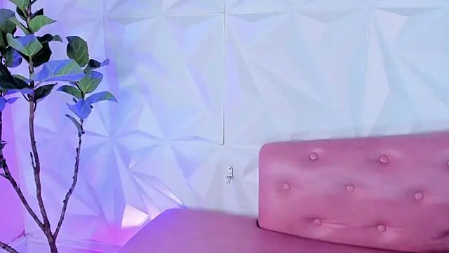 LinnaGardenia online show from 02/10/25, 04:47