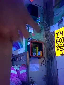 Snapshot of Cloud_Master9 chatting on 11/25/25, 12:43 Cloud Master9 online show from 11/25/25, 12:43