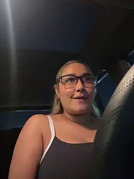 Snapshot of DarianaGuzz chatting on 10/21/25, 01:39 DarianaGuzz online show from 10/21/25, 01:39