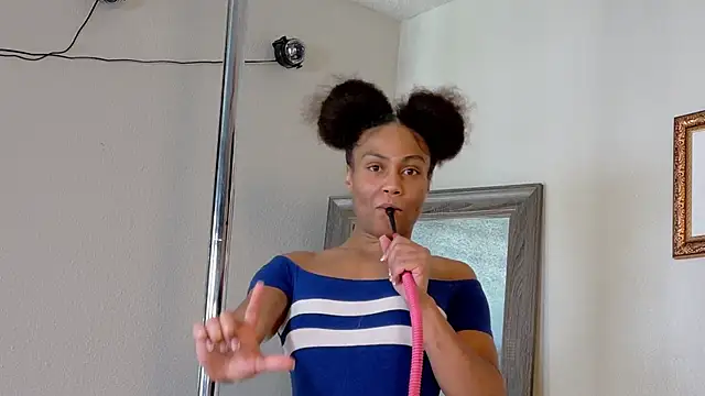 yiauana online show from 02/17/25, 10:14