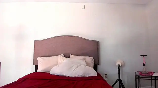 yiauana online show from 10/13/25, 08:09