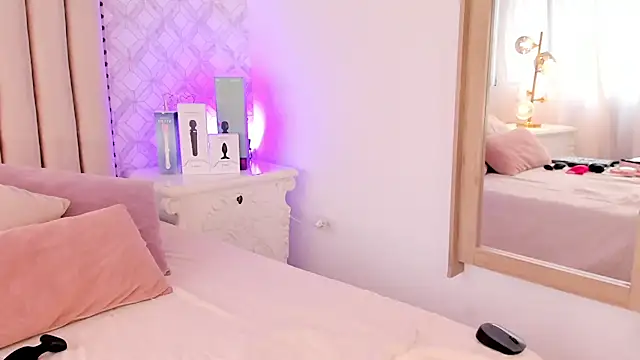 Charlotte  08 online show from 02/07/25, 08:31