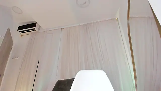 Petite Lucie online show from 09/24/25, 07:06