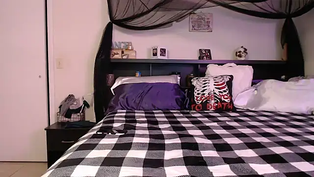 CrystalLakeXO online show from 06/25/26, 04:01