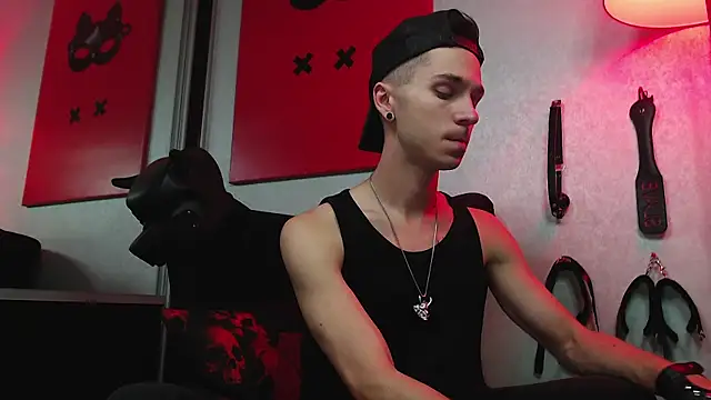 Joseph  Quinn online show from 03/14/25, 09:03