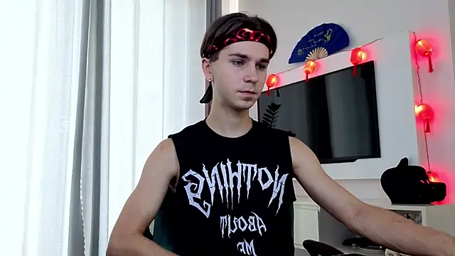 Joseph  Quinn online show from 04/10/26, 01:22