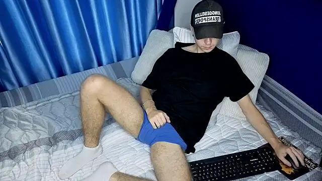 Joseph  Quinn online show from 04/25/26, 07:22