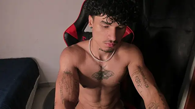 Snapshot of Thomas_Fit1 chatting on 05/26/26, 03:46 Thomas Fit1 online show from 05/26/26, 03:46