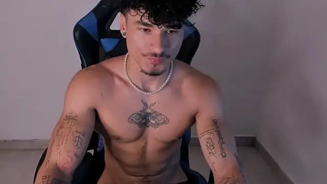 Snapshot of Thomas_Fit1 chatting on 06/22/26, 12:13 Thomas Fit1 online show from 06/22/26, 12:13