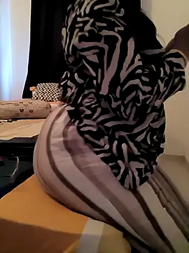 Snapshot of Selina_6 chatting on 12/27/24, 02:04 Selina 6 online show from 12/27/24, 02:04