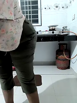 Snapshot of Selina_6 chatting on 01/02/25, 03:19 Selina 6 online show from 01/02/25, 03:19