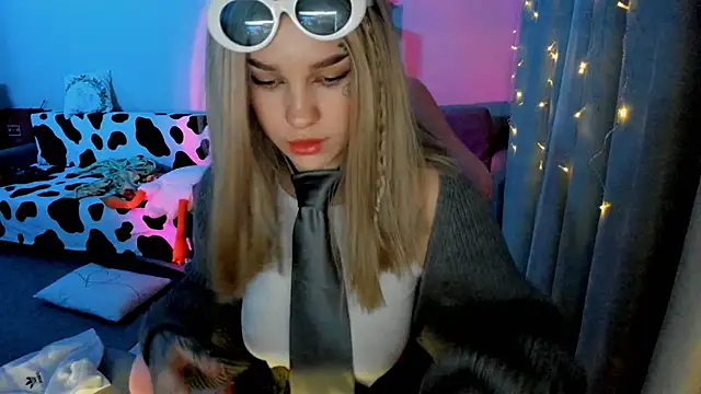 Snapshot of Ledy_WWWII chatting on 12/11/24, 02:11 Ledy WWWII online show from 12/11/24, 02:11
