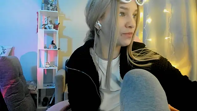 Snapshot of Ledy_WWWII chatting on 12/12/24, 04:10 Ledy WWWII online show from 12/12/24, 04:10