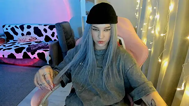 Snapshot of Ledy_WWWII chatting on 12/21/24, 04:36 Ledy WWWII online show from 12/21/24, 04:36
