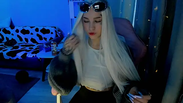 Snapshot of Ledy_WWWII chatting on 01/03/25, 01:47 Ledy WWWII online show from 01/03/25, 01:47