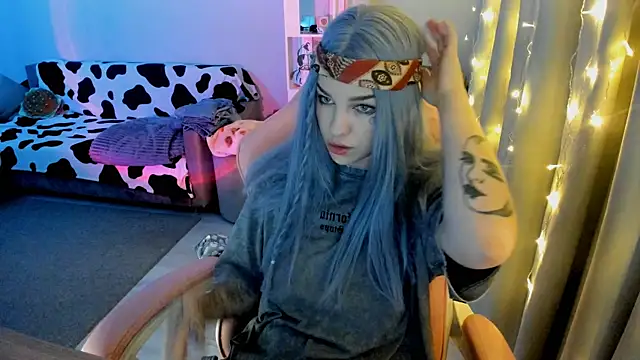 Snapshot of Ledy_WWWII chatting on 01/17/25, 05:08 Ledy WWWII online show from 01/17/25, 05:08