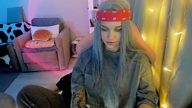 Snapshot of Ledy_WWWII chatting on 01/19/25, 06:43 Ledy WWWII online show from 01/19/25, 06:43