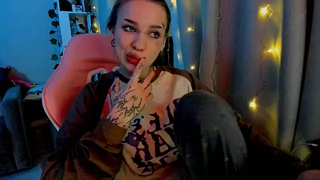 Snapshot of Ledy_WWWII chatting on 02/01/25, 04:33 Ledy WWWII online show from 02/01/25, 04:33