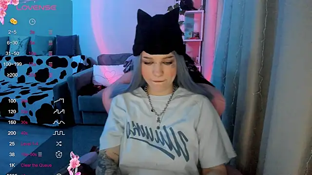 Snapshot of Ledy_WWWII chatting on 02/16/25, 04:21 Ledy WWWII online show from 02/16/25, 04:21