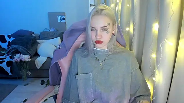 Snapshot of Ledy_WWWII chatting on 03/10/25, 06:23 Ledy WWWII online show from 03/10/25, 06:23